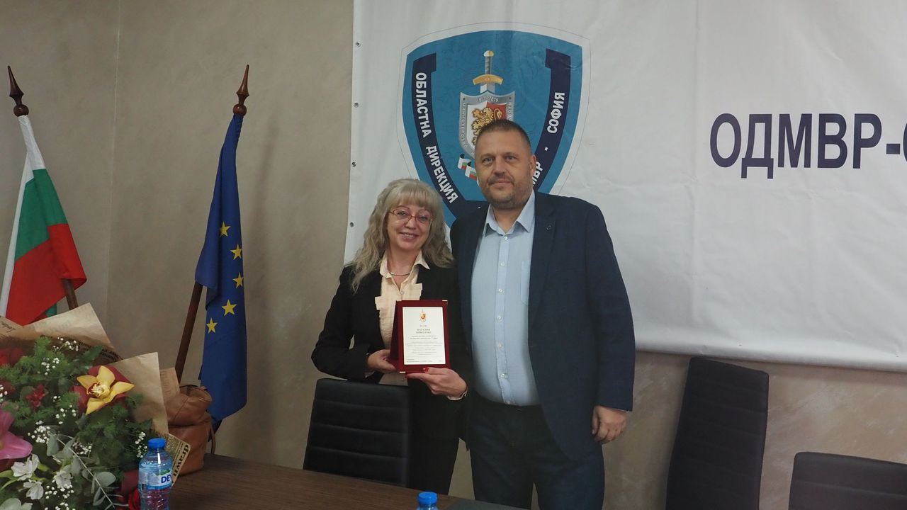 От името на ръководния екип на дирекцията той ѝ връчи