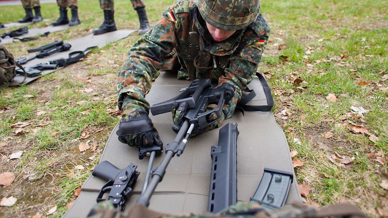 Сп. Шпигел“ и радио Ем Де Ер по-рано публикуваха информацията,