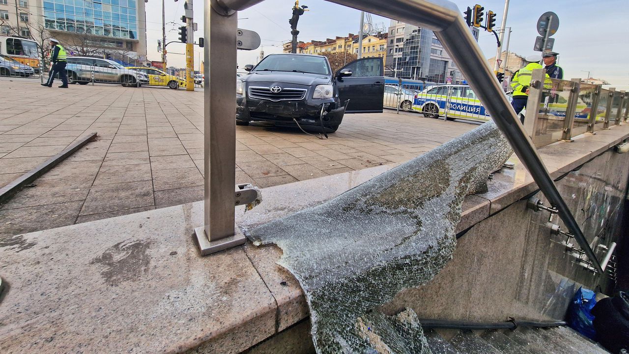 Шофьор влетя с автомобила си през преградите при матростанция Сердика,