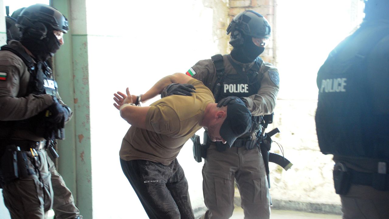 Автомобилът, в който били превозвани, бил съпровождан и подпомаган от