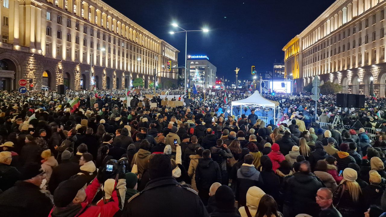 На мирни протести и шествия се събраха и жителите на