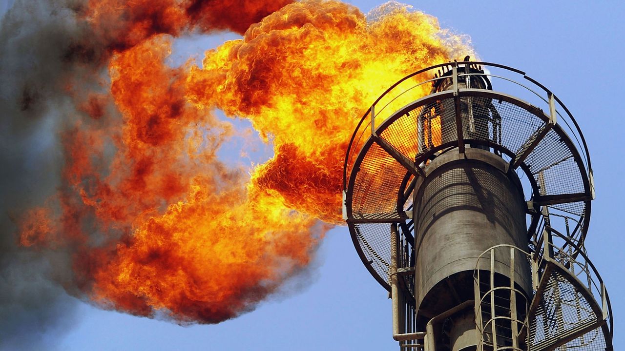 От НИС уточниха, че спирането на производствените мощности се извършва