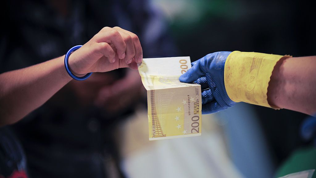 Брутните месечни доходи на служителите по този начин са се