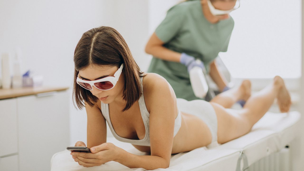 Камери са заснели процедури на клиенти без дрехи. Някои от