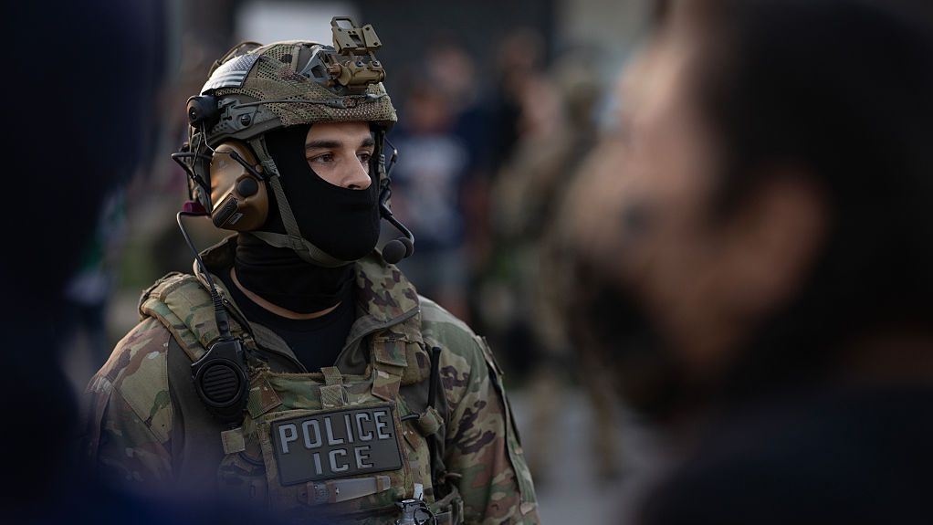 Според текста агентите на ICE в Санта Клара и съседните