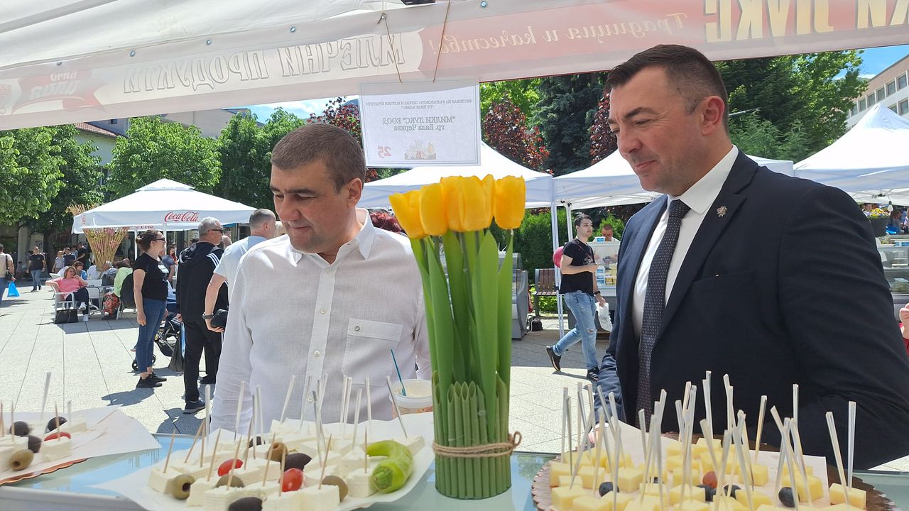 Заместник-министърът на земеделието и храните Янислав Янчев при откриването на първия Фестивал на българското сирене и млечните продукти „От пиле мляко“