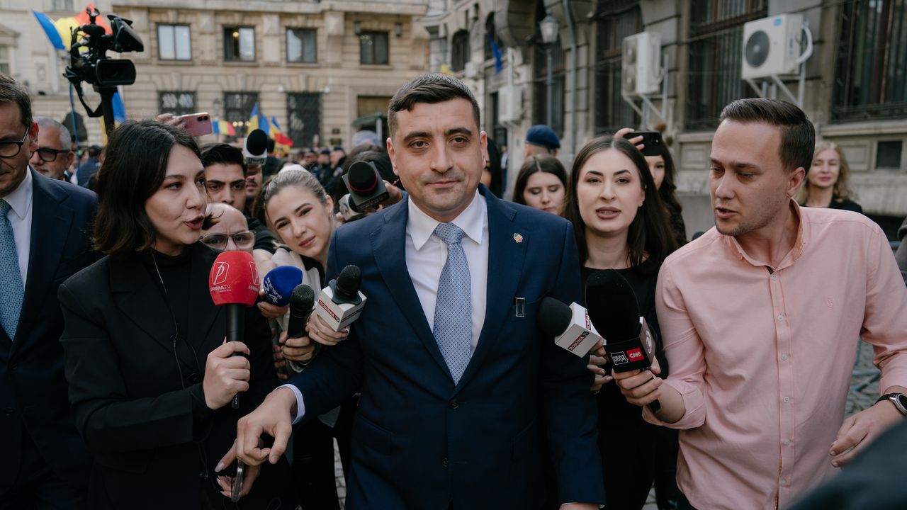 Засега в северната ни съседка води „румънският Доналд Тръмп“