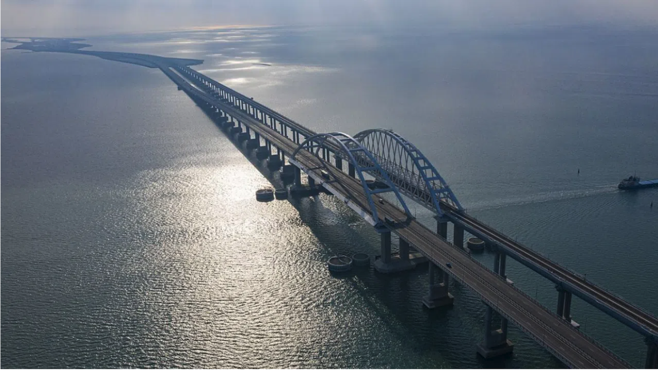 Украйна: Поразихме Кримския мост с подводни експлозиви