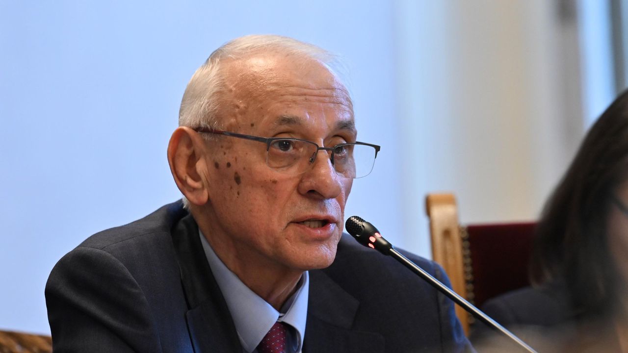 Министър Кирилов за протеста на младите медици: Подкрепям ги, но в бюджета няма пари