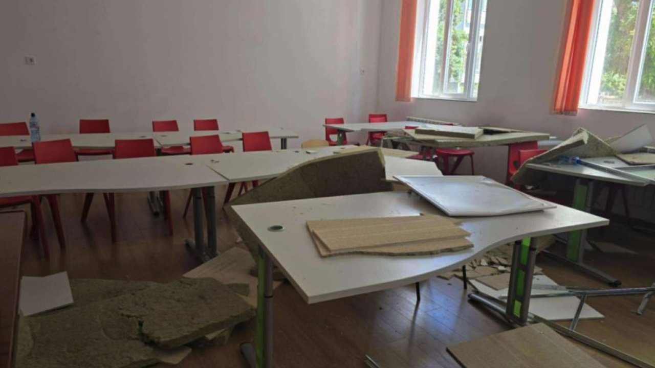 Част от окачен таван на кабинет в Музикалния корпус на