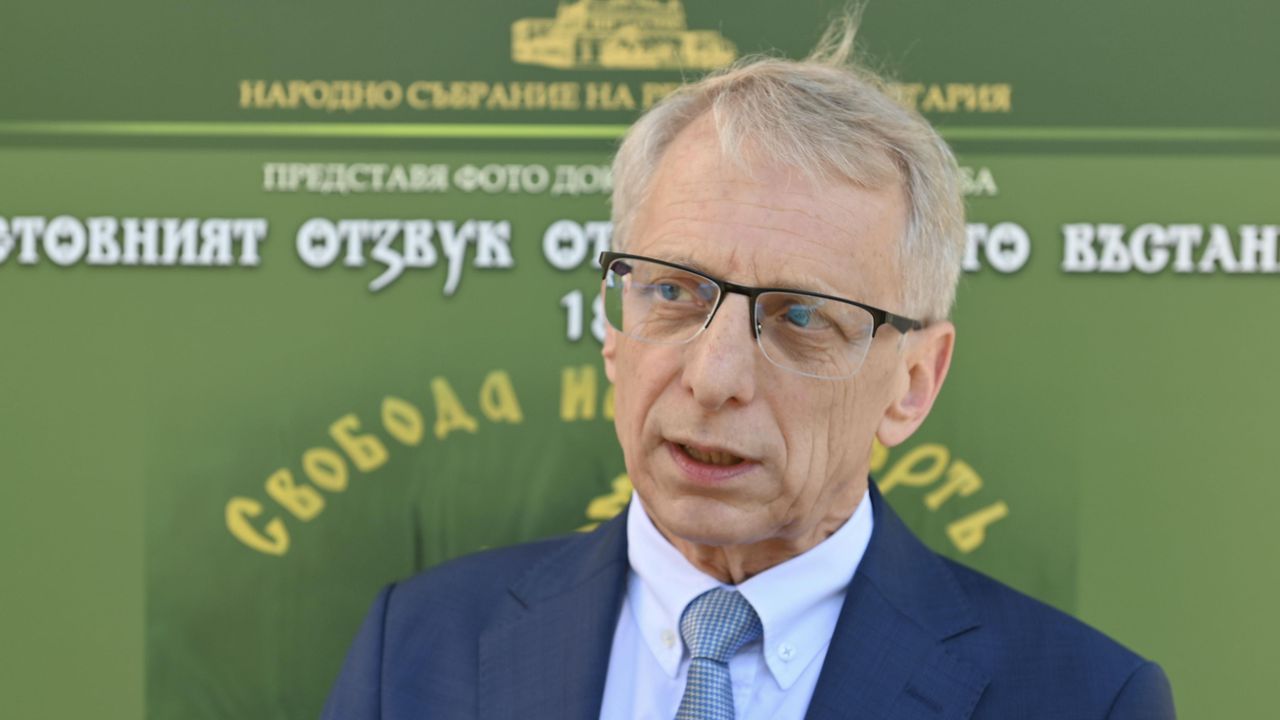 Акад. Денков откри изложба за Априлското въстание, не очаква промяна в утрешния доклад за еврото