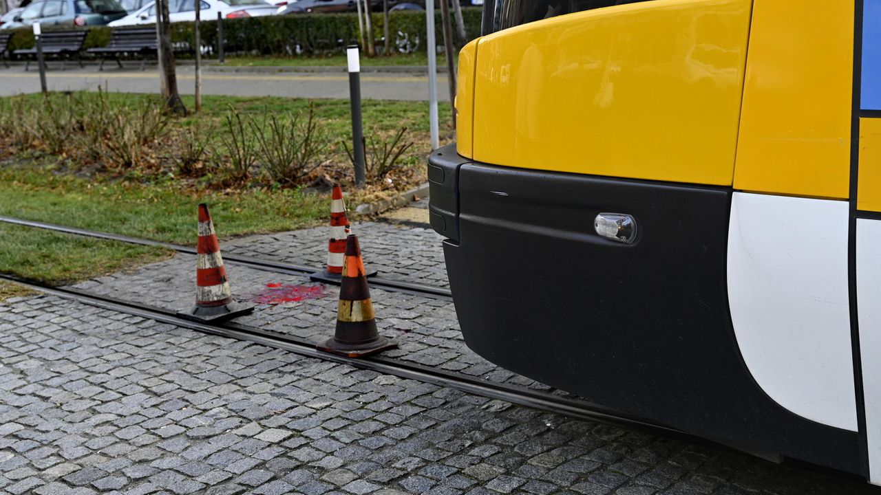 Tрамвай е излязъл от релсите близо до Румънското посолство в