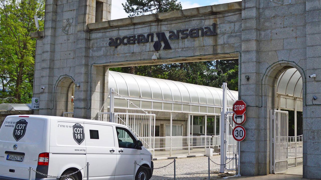 Почина багеристът, който пострада в завод „Арсенал“