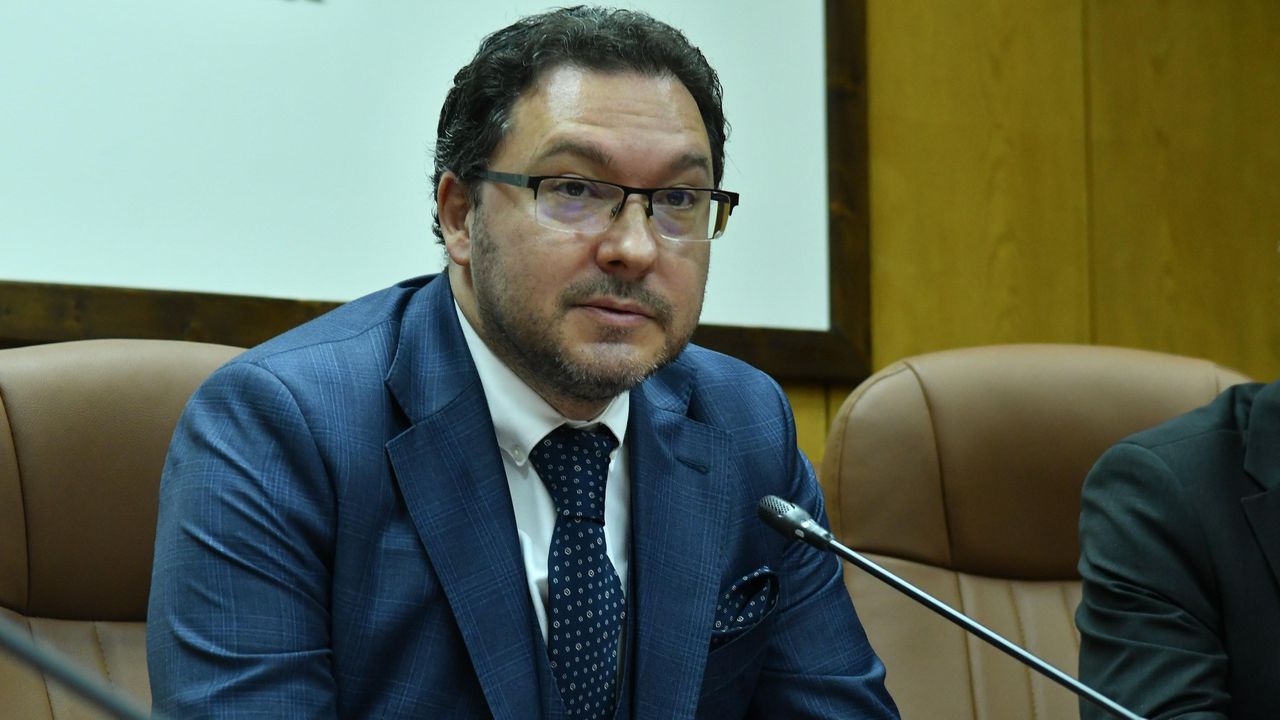 Министър Митов с нови данни за най-голямата фабрика за незаконни цигари