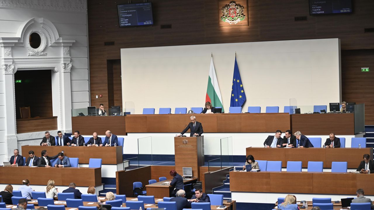 Депутатите гласуват третия вот на недоверие срещу кабинета "Желязков"