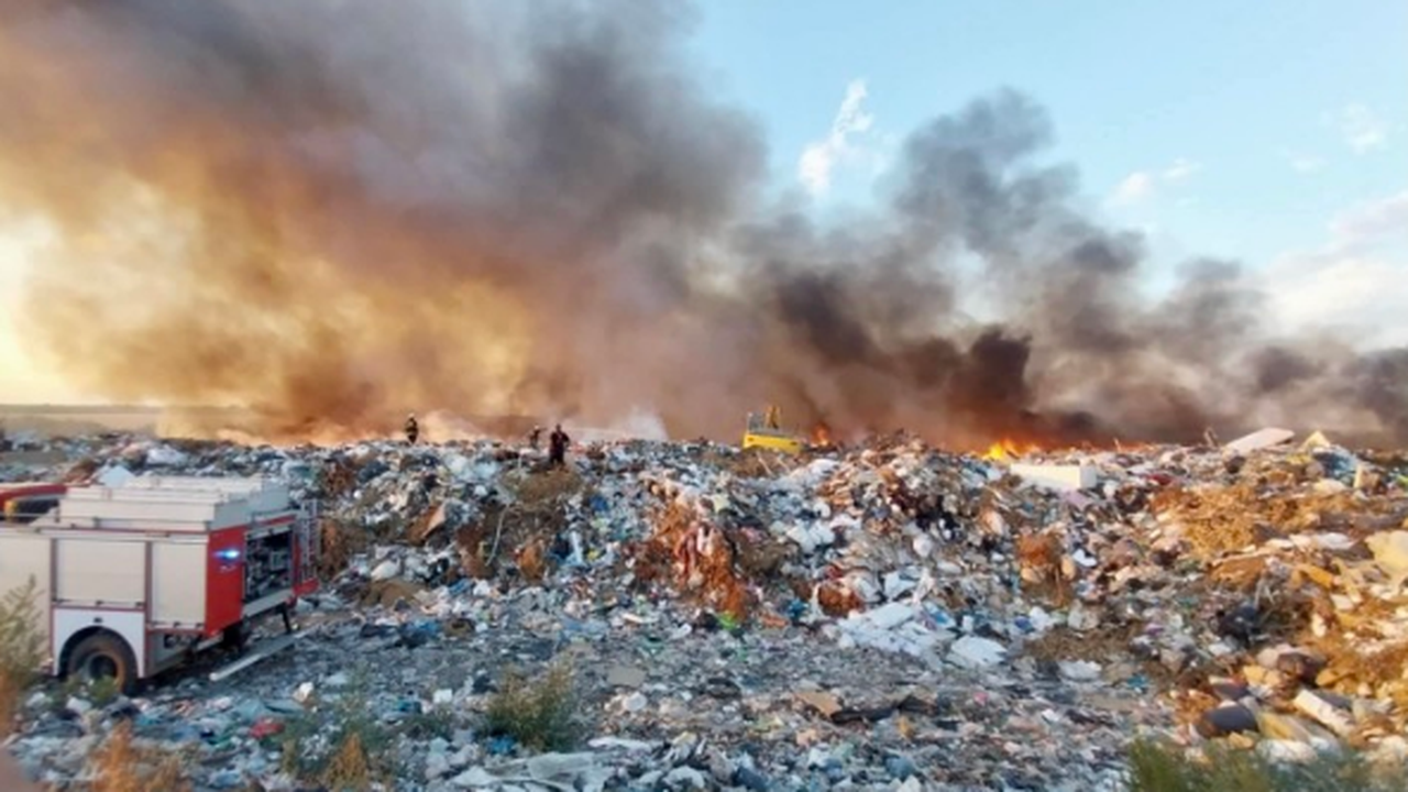 Пожар гори във втора клетка на Регионалното депо за битови