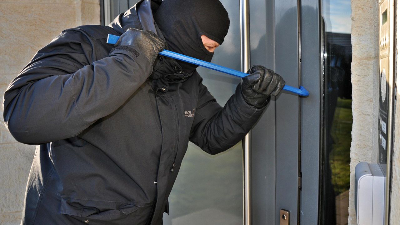 Задигнаха 33 000 лева от къща в село Наум