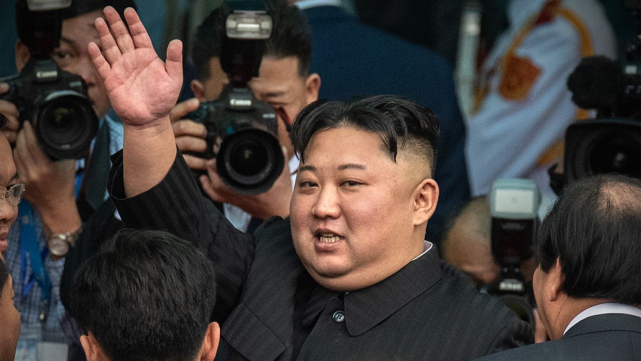 Ким Чен-ун посети севернокорейски ескадрен миноносец по време на военно изложение