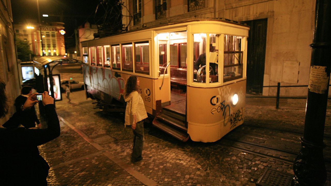 Най-малко 15 загинаха при катастрофа с фуникуляра "Глория" в Лисабон