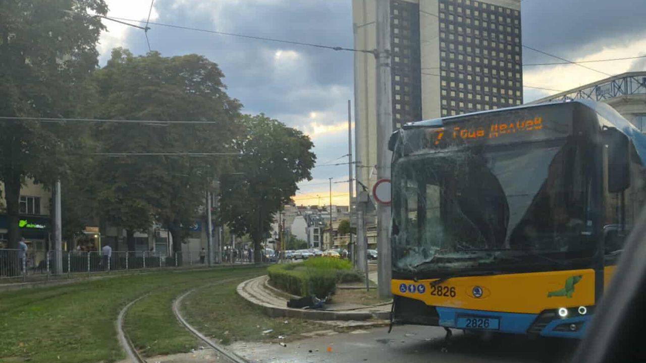 Пореден инцидент в столичния транспорт: тролей и трамвай се сблъскаха на "Руски паметник"