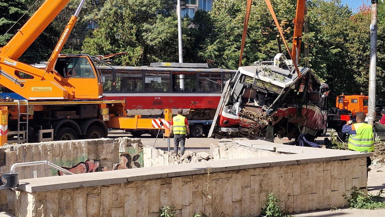 "Столичен електротранспорт" за инцидента с трамвай: Нашата хипотеза е за външна намеса, ватманът е временно отстранен от работа