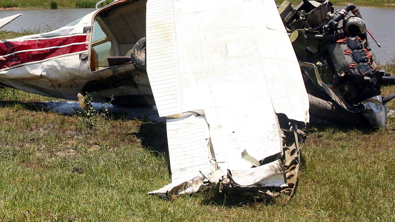 Учебен самолет се разби край Измир, пилотът е загинал