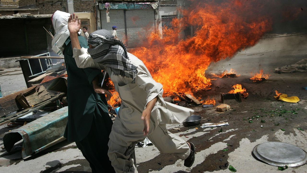 Най-малко 13 души, включително полицай, бяха убити при мощен самоубийствен