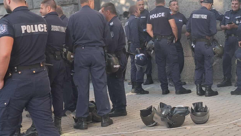 Заради старта на новия политически сезон почерня от полиция около парламента