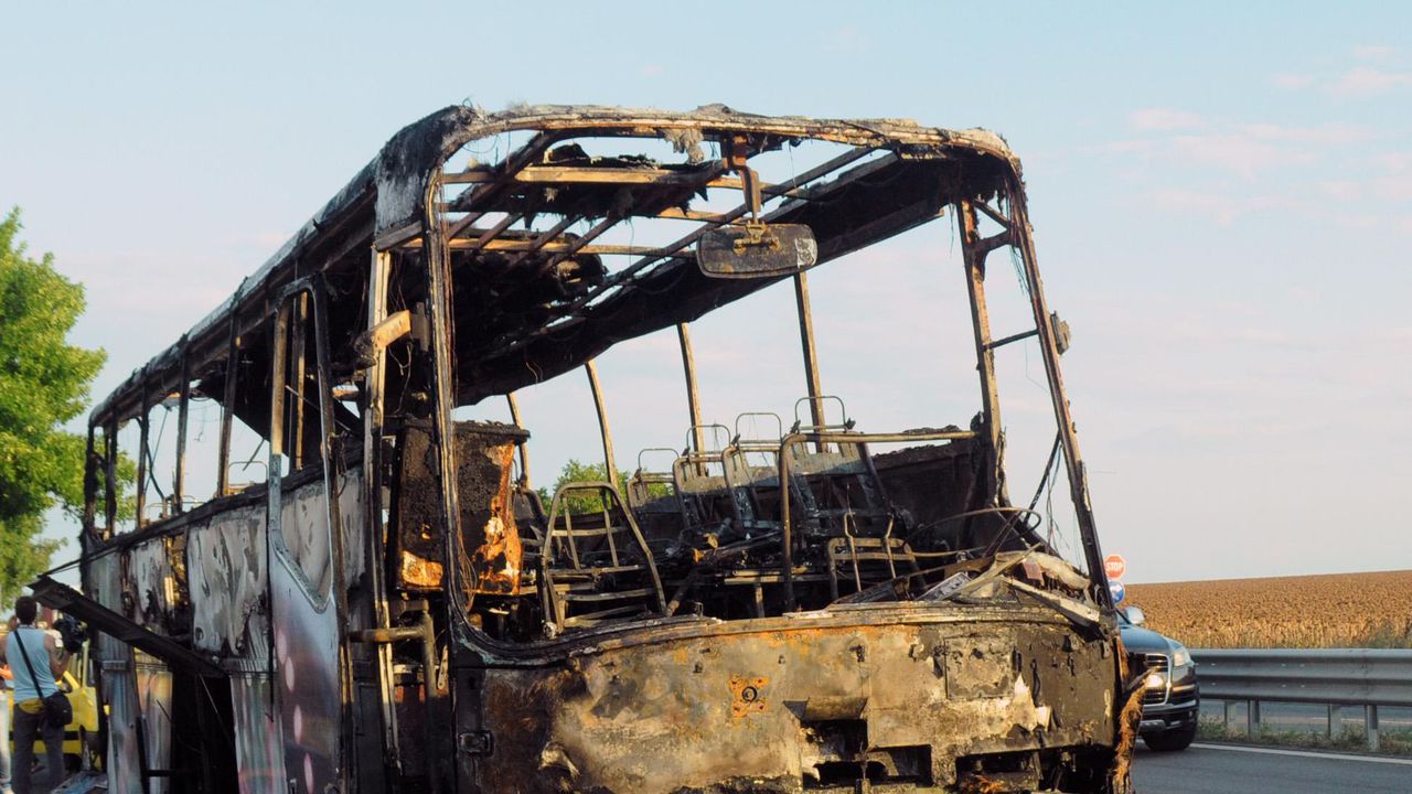 Автобус се запали в Индия, 20 души загинаха