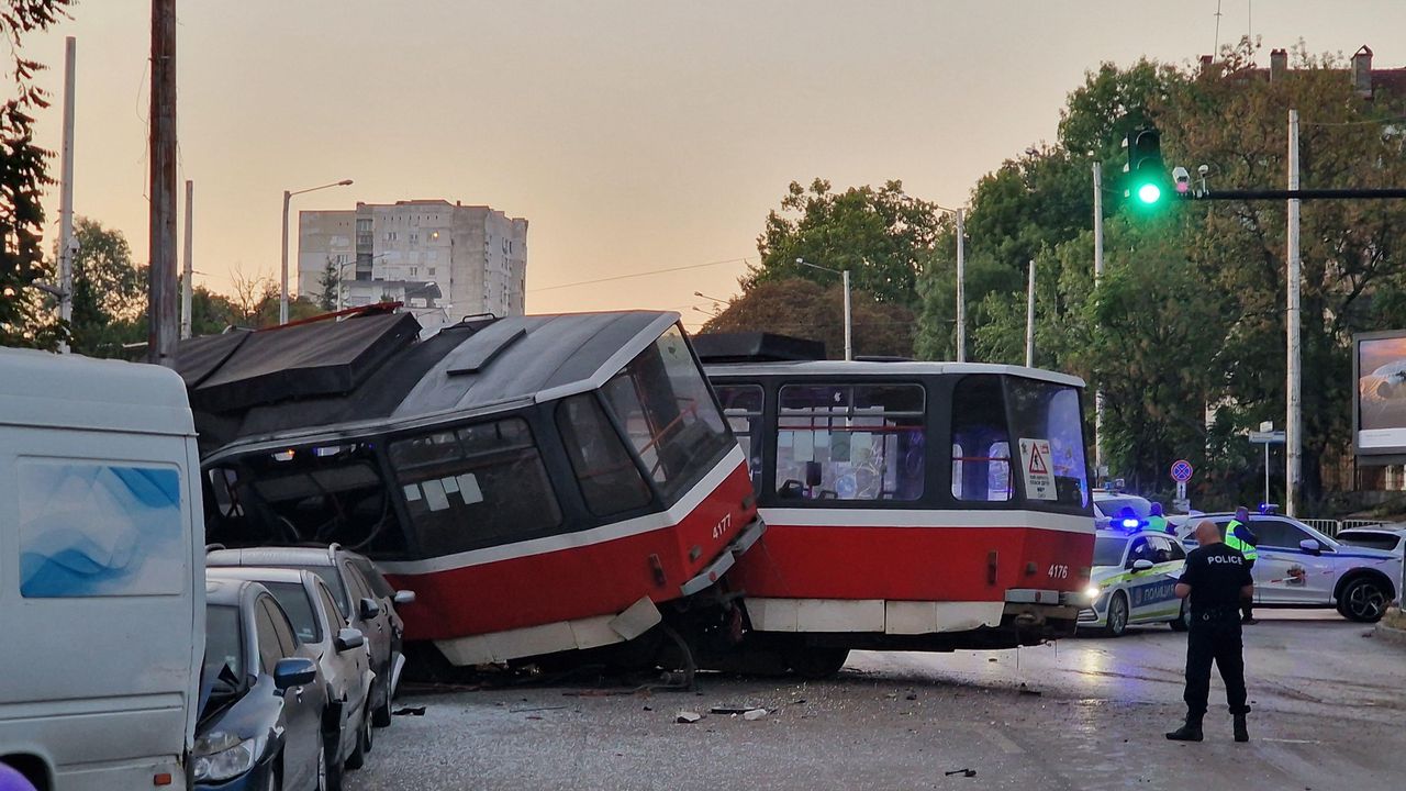 Започва ремонт на подлеза, в който се вряза дерайлиралият трамвай