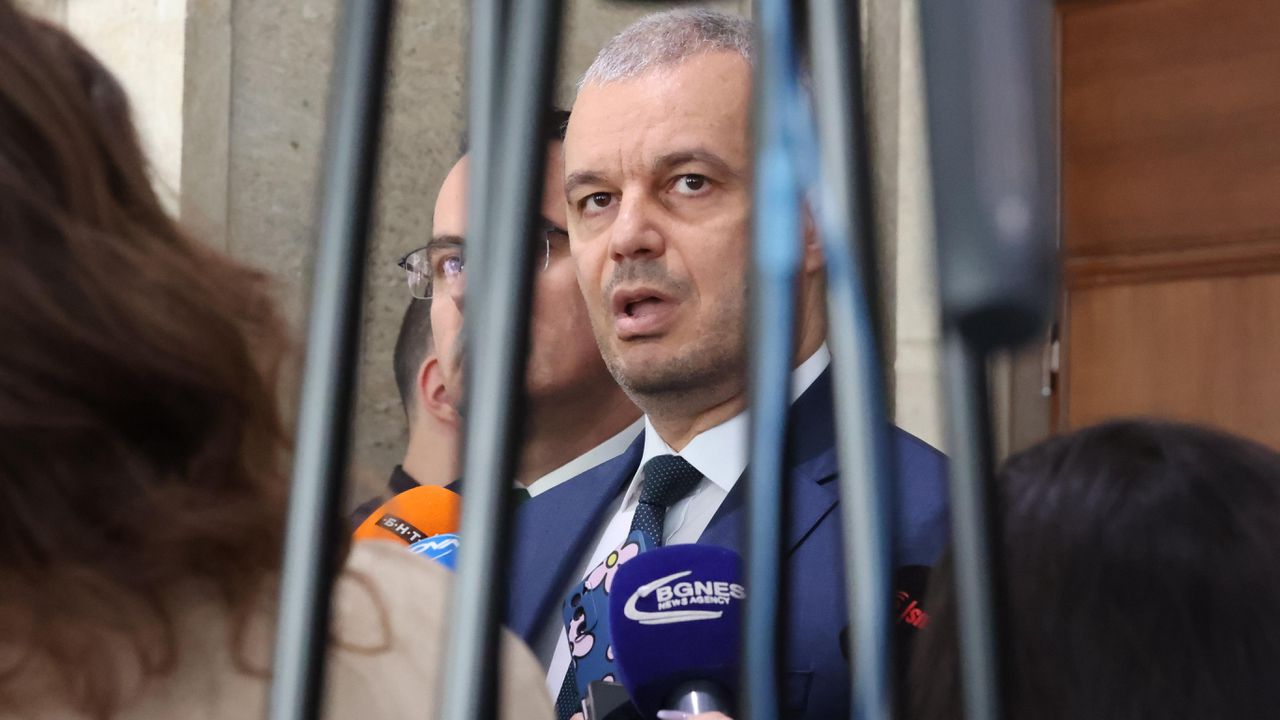 Костадинов: Тези хора в парламента, дето натискат копченцата в залата, са едни жалки и унизени същества