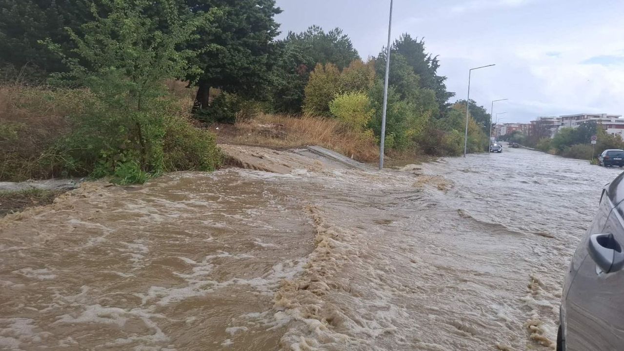 Четвърти ден след водното бедствие в „Елените“: Спират достъпа до курорта заради нови обилни валежи