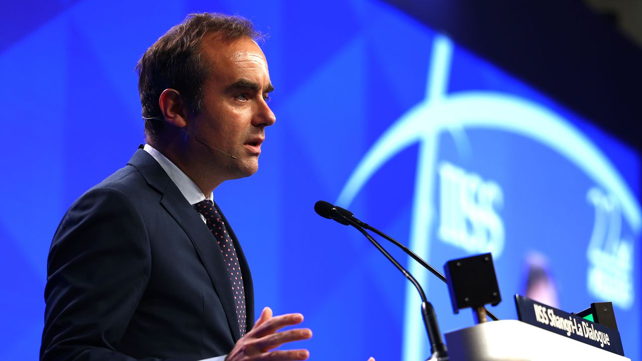 Френският премиер Льокорню призова парламента да не гласува недоверие на правителството му