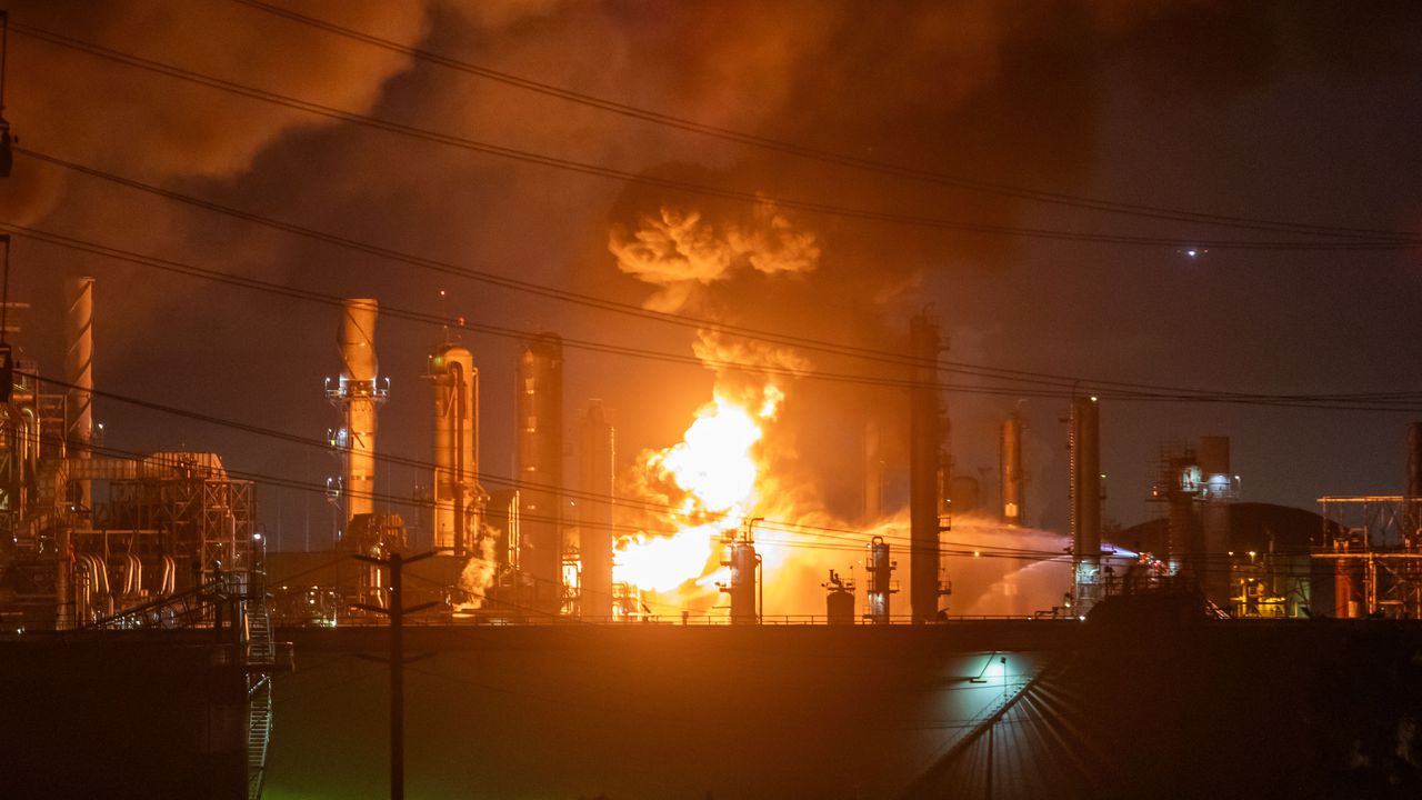 Пожар в рафинерия на "Шеврон" край Лос Анджелис