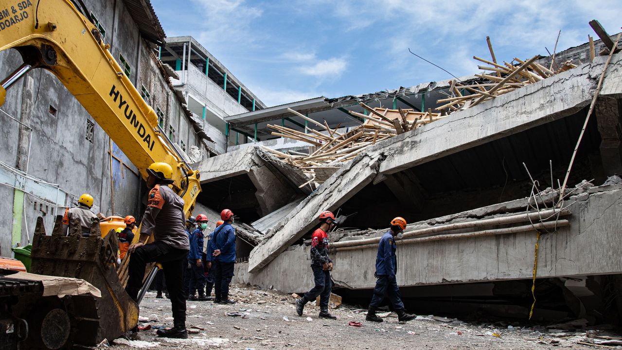 10 са вече жертвите на срутването на училище в Индонезия, издирват се още над 50 души
