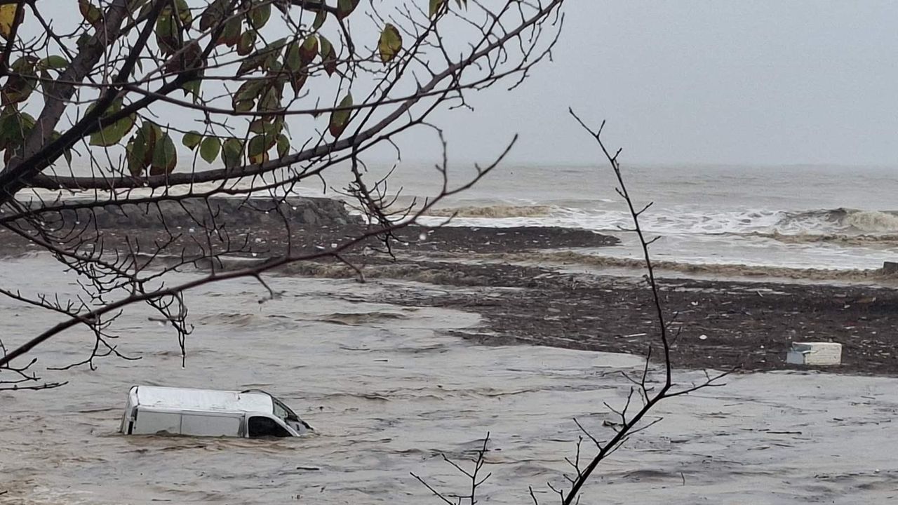 Загиналият полицай търсел бедстващи, внезапно надигнала се вълна обърнала лодката му