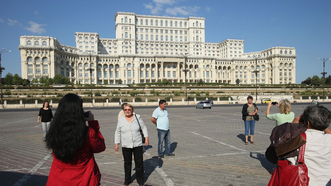 СДП, НЛП, ССР и ДСУР участват в коалиционно правителство, оглавявано