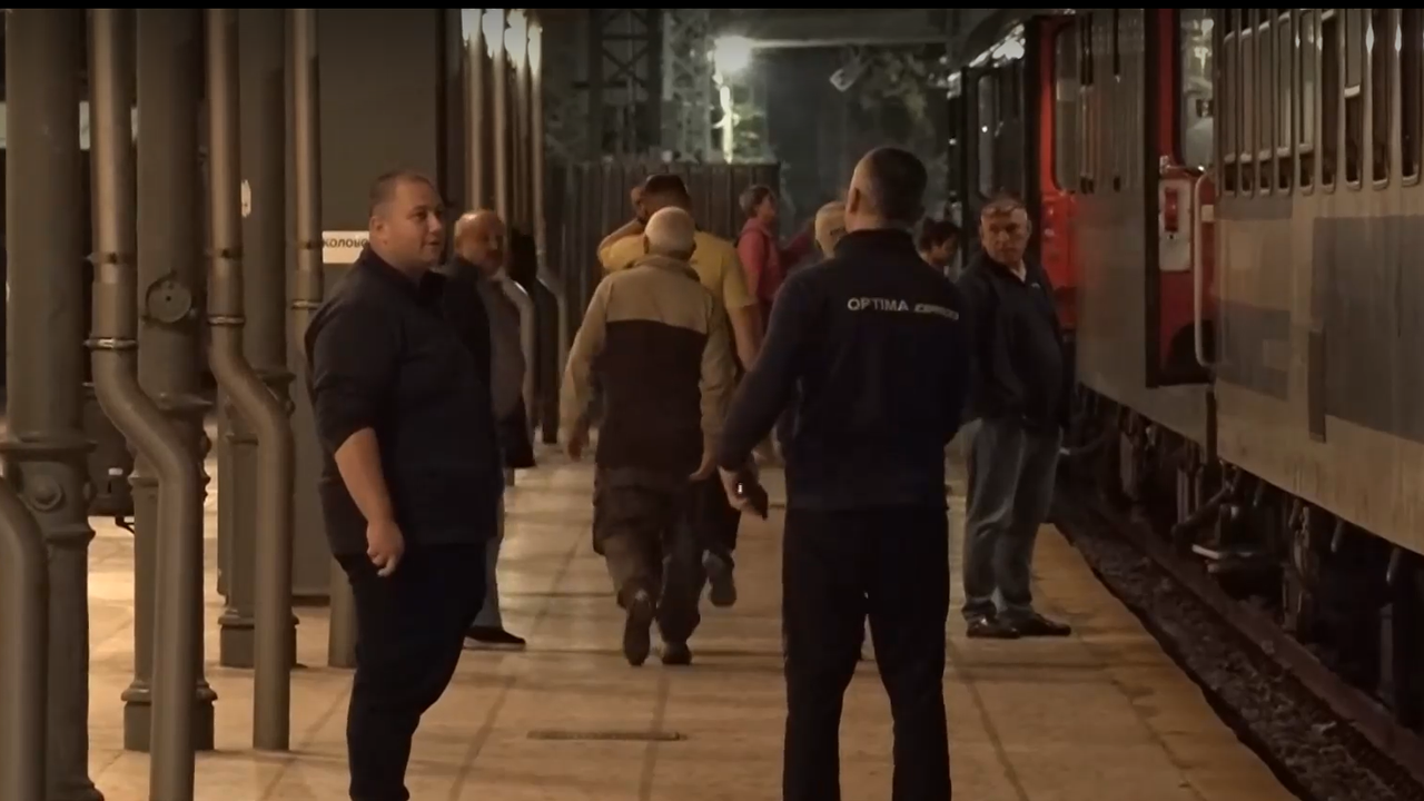 Влакът не може да продължи пътя си, заради протестите в