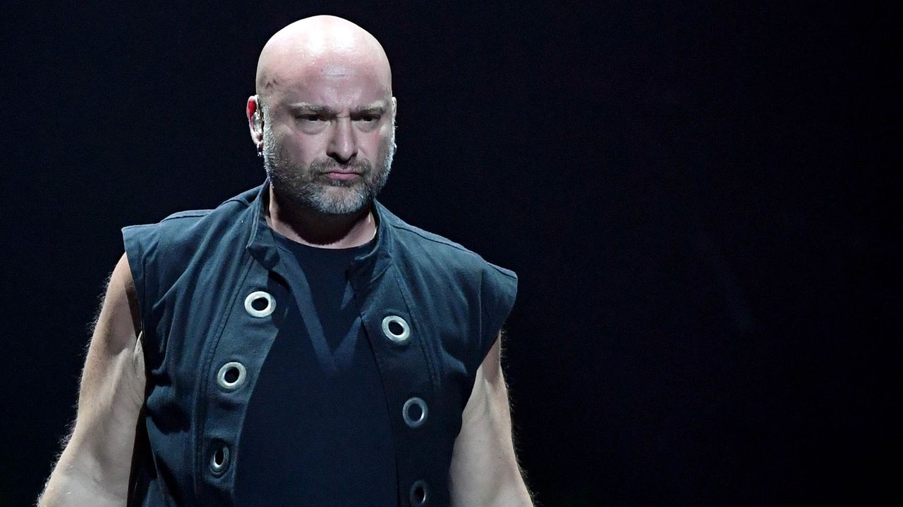 Миналата седмица фронтменът на бандата използва социалните мрежи, за да