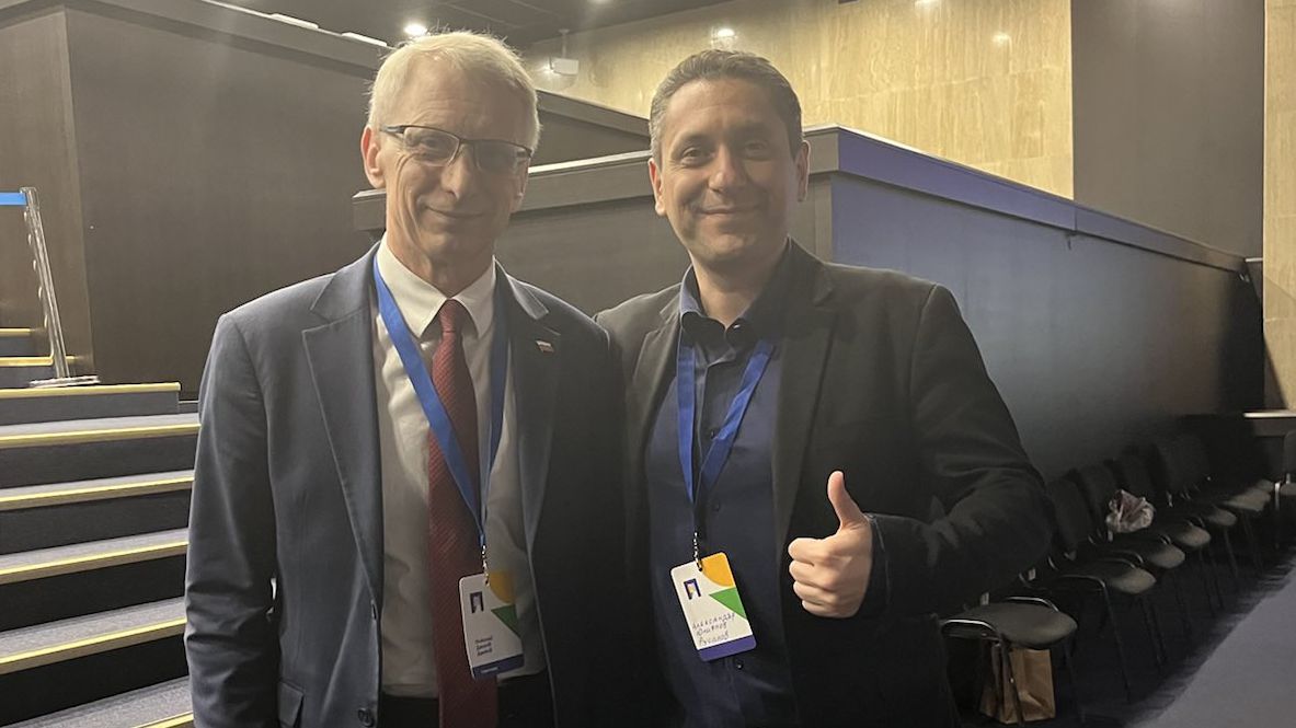 Прекрасната фасада, зад която се крият подмолни цели, не е