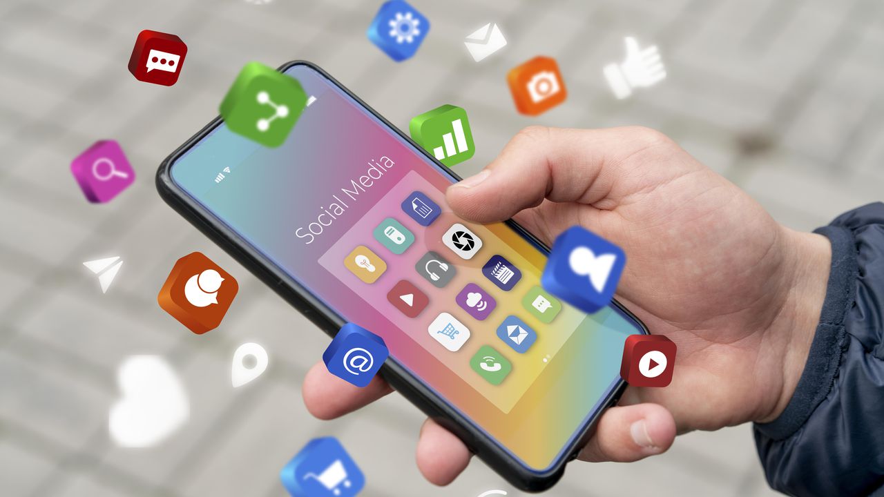 Фейсбук, Инстаграм, Кик, Редит, Снапчат, Тредс, Тикток, Екс и Ютюб