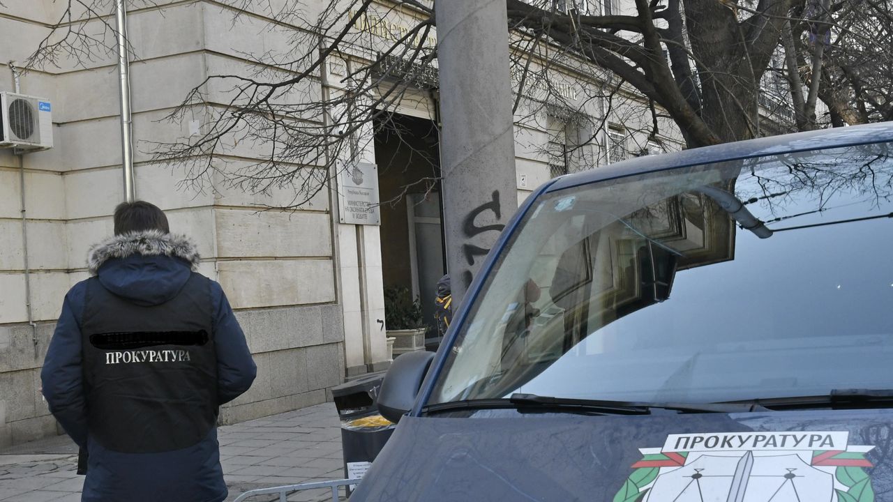 Това е на книга. Всички антикорупционни институции у нас се