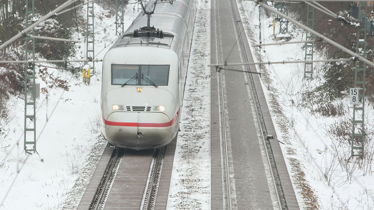 Поледици и снеговалежи създадоха транспортни проблеми в Германия, включително по