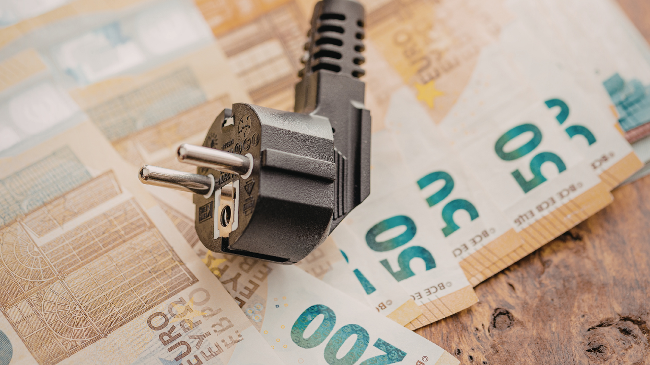 Ангел Димитров живее в тристаен саниран апартамент в район Тракия