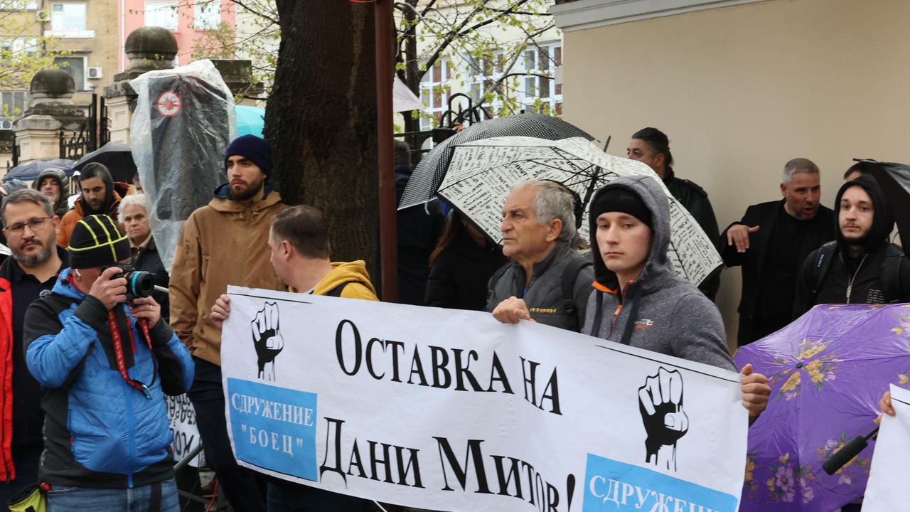 Протестиращи пред МВР искат оставката на министър Даниел Митов - Булфото