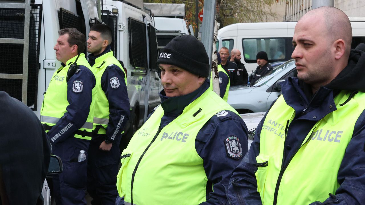 Протестиращи пред МВР искат оставката на министър Даниел Митов - Булфото