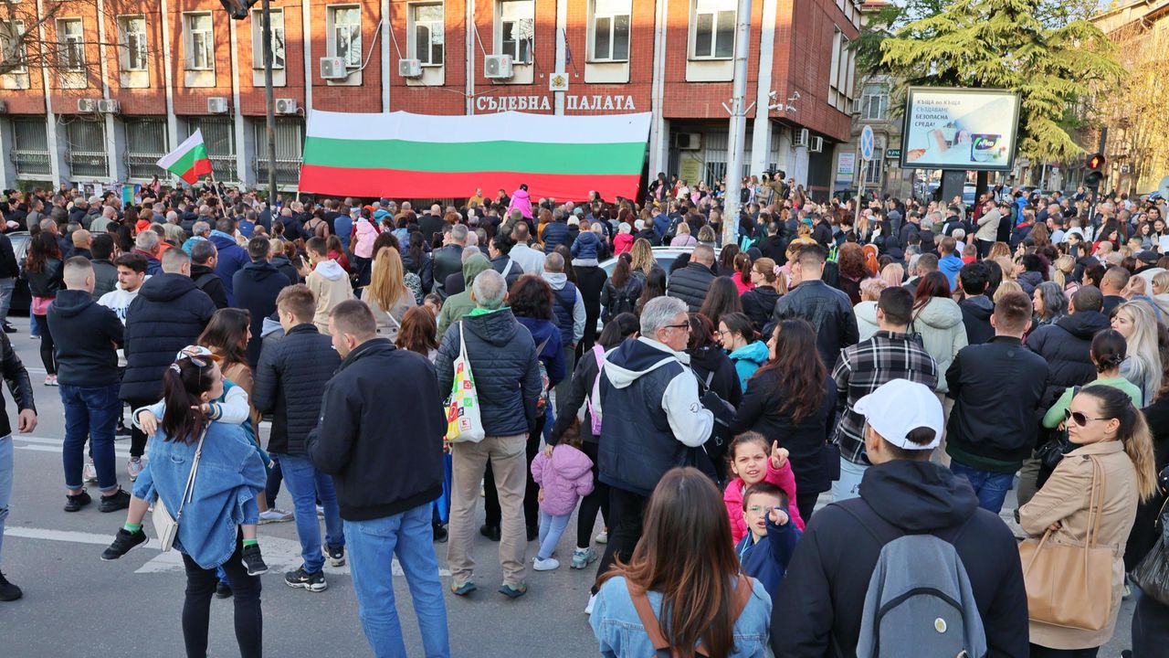 Протест в Бяла Слатина: Хора блокират улици след агресията от възрастни към деца в училище