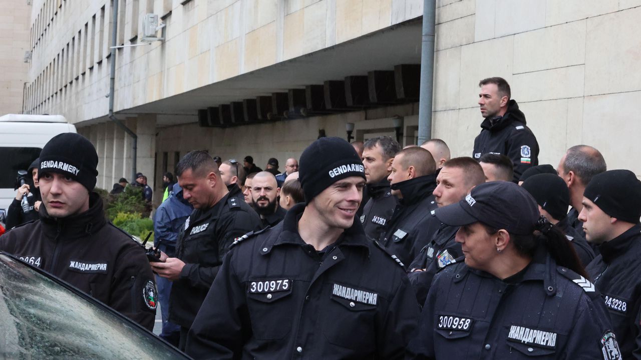 Протестиращи пред МВР искат оставката на министър Даниел Митов - Булфото