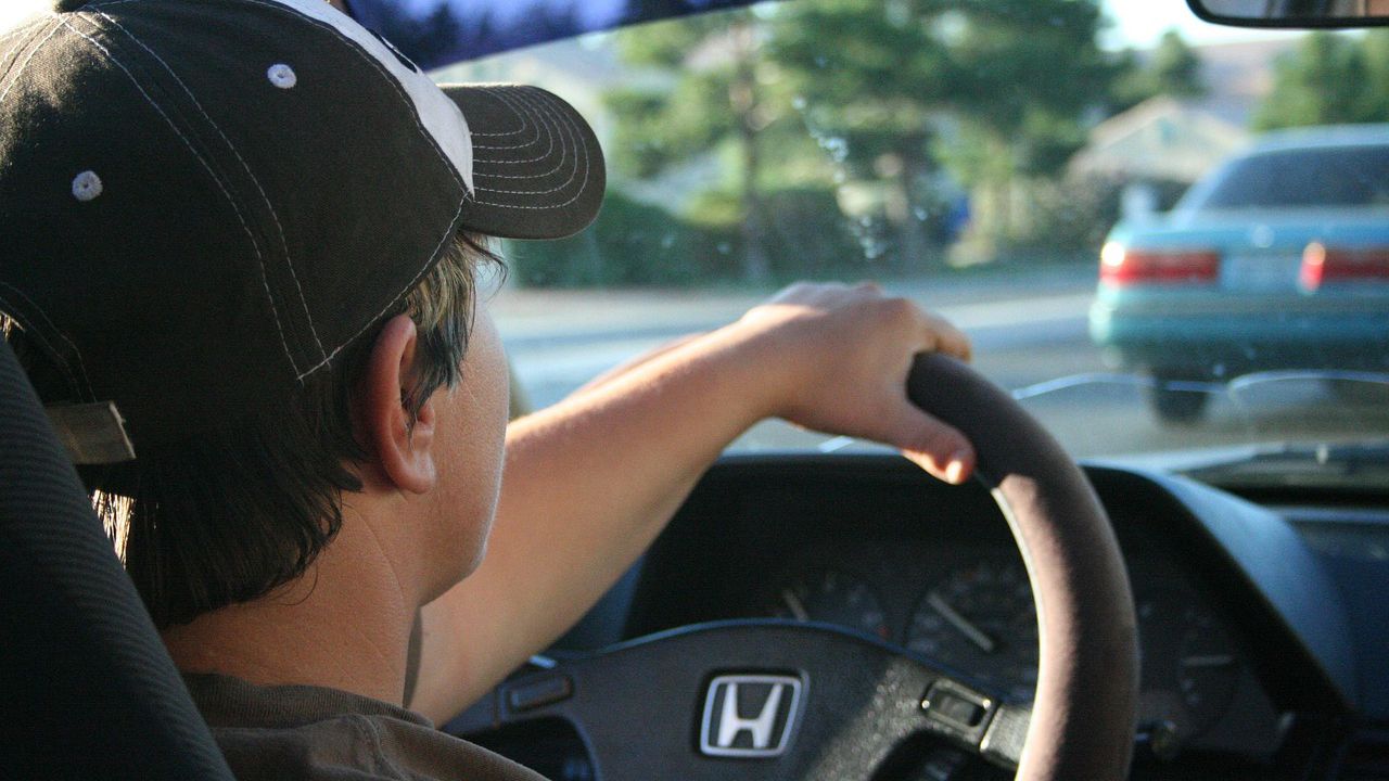 14-годишно момче блъсна пешеходец докато шофира