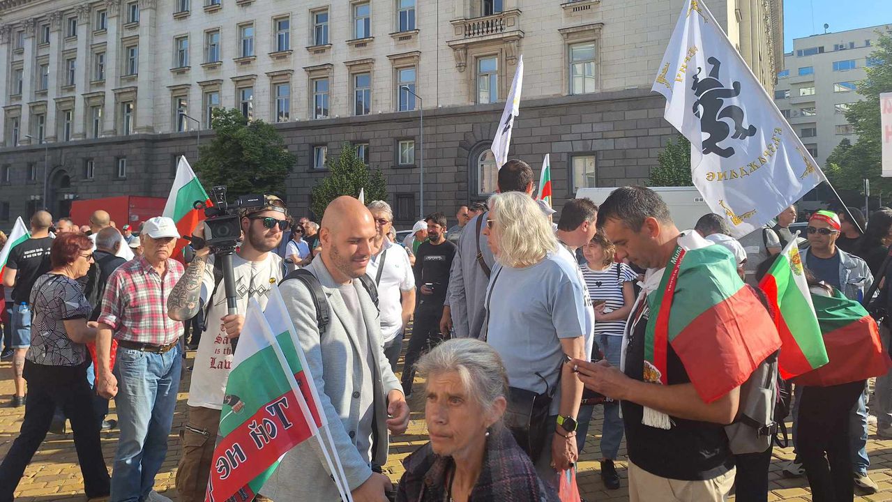 Протест срещу приемането на еврото: Недоволните с жива верига около НС